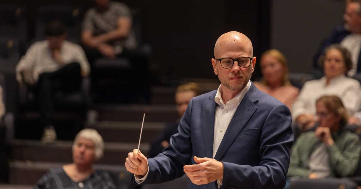 Dirigent for Stavanger Brass Band, Emil Björklund, med publikum i bakgrunnen