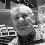 Paul Farr foran orgelpipene i Stavanger Konserthus.