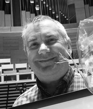 Paul Farr foran orgelpipene i Stavanger Konserthus.