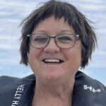 Anna Kristin Larsen smilende med en svart redningsvest.