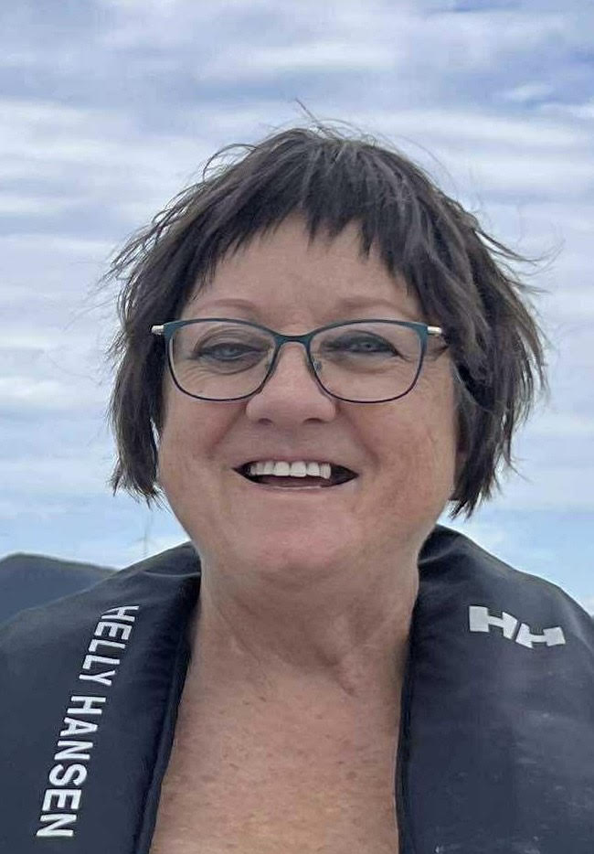 Anna Kristin Larsen smilende med en svart redningsvest.