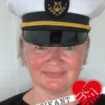 Line Geheb med den staselige svarte og hvite hatten til Jernbanens Musikkorps.