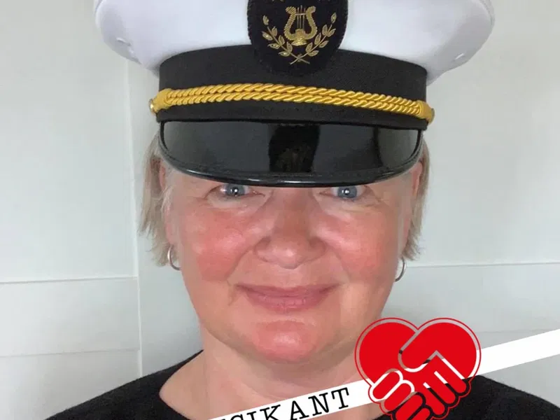 Line Geheb med den staselige svarte og hvite hatten til Jernbanens Musikkorps.